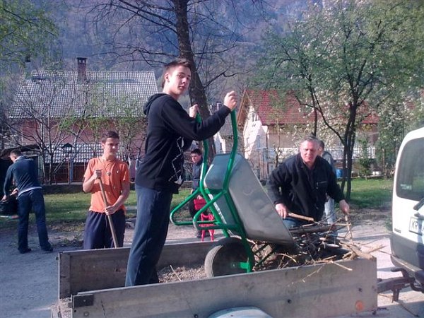 »Festival prostovoljstva« - Urejanje dvoria Mladinskega centra Jesenice, 14.4.2009