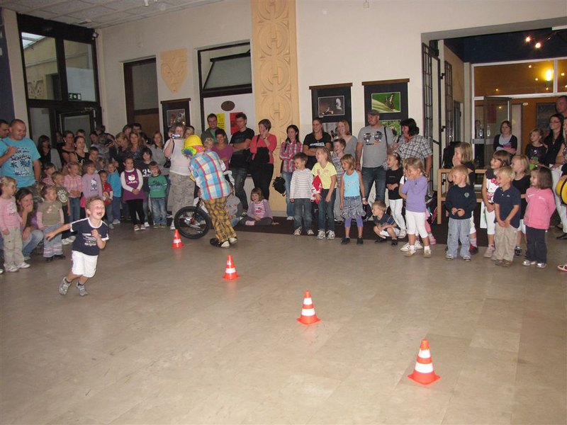 Darilo otrokom ob svetovnem Tednu otroka: gledalika predstava »DEKLICA V VLOGI DETEKTIVA«, 5. oktober 2011
